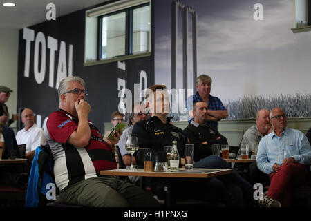 Somerset-Cricket-Fans zeigen ihre Niedergeschlagenheit, wie sie das Spiel auf Lords zwischen Middlesex und Yorkshire Fernsehen auf The Cooper Associates County Ground, Taunton zu sehen. Stockfoto