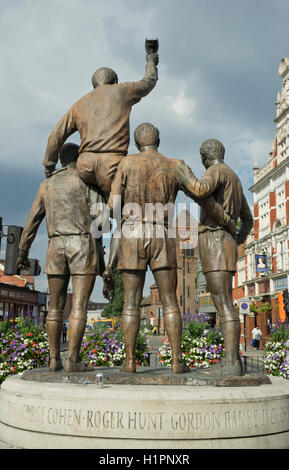 Die Welt-Cup-Skulptur auch genannt The Champions in der Nähe in der Nähe von West Ham United Football Club alte Upton Park Stadion, mit Bobby Moore, Geoff Hurst, Martin Peters und Ray Wilson, Helden des Jahres 1966 Englands Sieg im Wembley-Stadion. London.UK Stockfoto