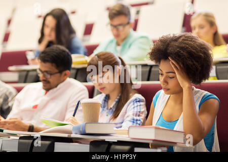 Gruppe von Studenten mit Kaffee auf Vorlesung schreiben Stockfoto