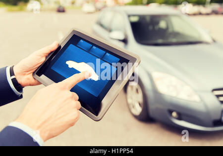 Nahaufnahme von männlichen Händen mit Auto-Symbol auf TabletPC Stockfoto