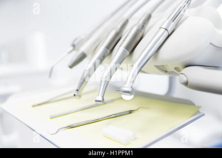 Nahaufnahme von zahnärztlichen Instrumenten Stockfoto