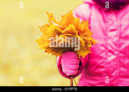 Nahaufnahme von Mädchen mit Ahorn Blätter Haufen im freien Stockfoto
