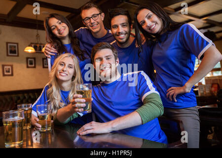 Fußball-Fans oder Freunde mit Bier an Sportbar Stockfoto