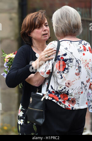 Mutter Rosie Ayliffe (links) an Str. Marys Kirche in Wirksworth, Derbyshire, für eine Trauerfeier für die Tochter Mia Ayliffe-Chung, die britische Backpacker in Australien ermordet. Stockfoto
