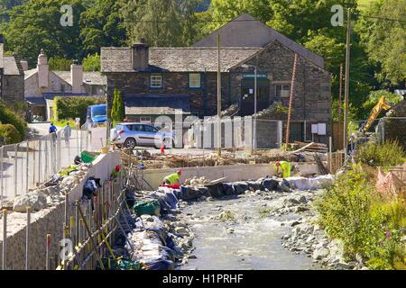 Glenridding Beck aus den Fluten des 5. Dezember 2015 nach Sturm Desmon aufbauend der Hochwasserschutzanlagen. Glenridding. Stockfoto