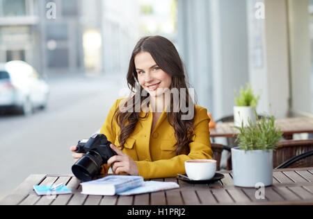 Happy Tourist Frau mit Kamera im Stadt-café Stockfoto