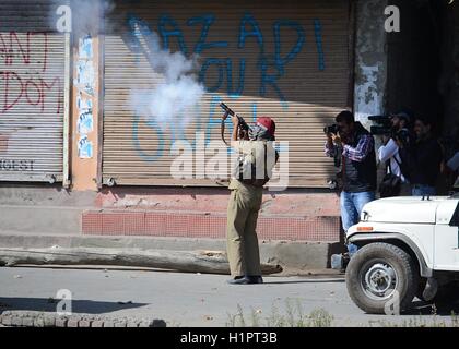 Kaschmir, Indien. 23. Sep, 2016. Ein indischer Polizist feuert eine Tränengas Shell bei Zusammenstößen in Srinagar im Sommer, die Hauptstadt des indischen Kaschmir gesteuert. Auseinandersetzungen zwischen Demonstranten und indische Polizei wurden aus vielen Teilen der Kaschmir nach dem Freitag Gemeinschaftsgebete berichtet. Bildnachweis: Faisal Khan/Pacific Press/Alamy Live-Nachrichten Stockfoto