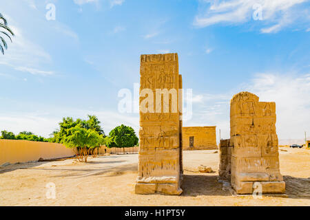 UNESCO-Welterbe, Theben in Ägypten, Deir el Chelwit, Tempel der Isis, ptolemäischen und römischen Periode. Ein monumentales Tor. Stockfoto