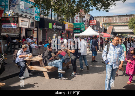 Unternehmen und Aktivitäten im Rahmen der erhöhten Zahl 7 Zug im Stadtteil Jackson Heights in Queens in New York auf Samstag, 17. September 2016. Jackson Heights Nachbarschaft finden Sie ein Mosaik aus ethnischen Gruppen neben Inder, Pakistaner, Tibeter, südostasiatischer darunter und langjährigen jüdischen und italienischen Einwohner.  (© Richard B. Levine) Stockfoto