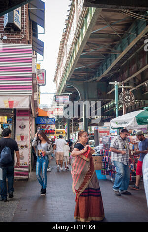 Unternehmen und Aktivitäten im Rahmen der erhöhten Zahl 7 Zug im Stadtteil Jackson Heights in Queens in New York auf Samstag, 17. September 2016. Jackson Heights Nachbarschaft finden Sie ein Mosaik aus ethnischen Gruppen neben Inder, Pakistaner, Tibeter, südostasiatischer darunter und langjährigen jüdischen und italienischen Einwohner.  (© Richard B. Levine) Stockfoto