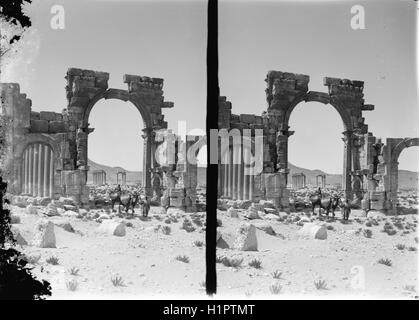 Triumphal Bogen von Palmyra in Palmyra, Syrien sieht in diesem Archiv Foto aufgenommen im späten 19. Jahrhundert des frühen 20. Jahrhunderts. Der Bogen, die seit 2000 Jahren in Palmyra, Syrien, Stand wurde von Isis in 2015 zerstört.  (Bibliothek des Kongresses) Stockfoto