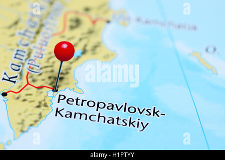 Petropavlovsk-Kamchatskiy angeheftet auf einer Karte von Russland Stockfoto