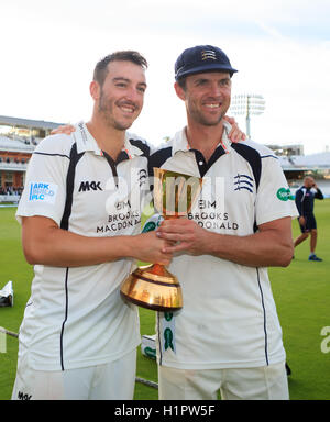 Die Middlesex Toby Roland-Jones und Kapitän James Franklin feiern mit der Trophäe tagsüber vier der Specsavers County Championship, Division One match bei Herrn, London. Stockfoto