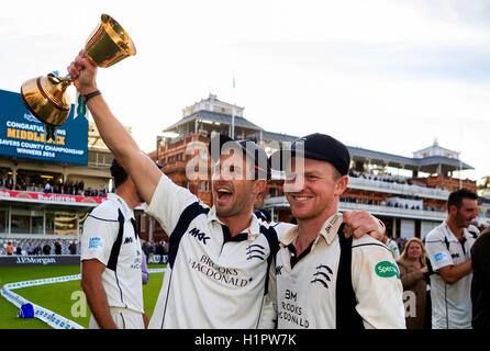 Die Middlesex Nick Compton (links) und Sam Robson, (rechts) mit der Trophäe tagsüber vier von der Specsavers County Championship Division One Match bei Herrn, London feiern. Stockfoto