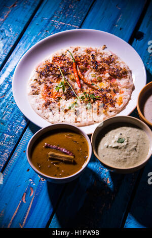 South Indian Food Uttapam oder Ooththappam oder Uthappa ist ein Dosa-ähnliches Gericht kochen Zutaten in einen Teig, serviert mit coc Stockfoto