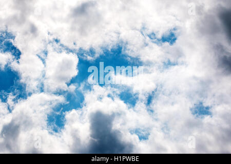blauer Himmel konnte man durch die Wolken sehen Stockfoto