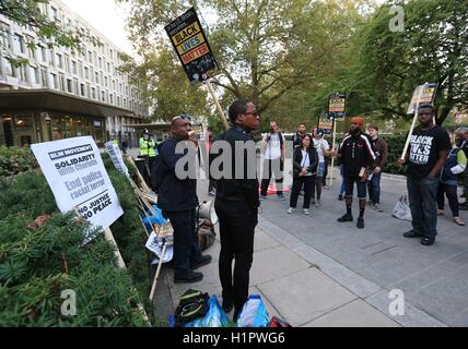 Stehen Sie auf, um Rassismus halten eine Black lebt Angelegenheit Solidarität zu protestieren, außerhalb der US-Botschaft am Grosvenor Square in London, nach der Ermordung der Polizei 43 Jahre alten schwarzen Mann Keith Scott. Stockfoto