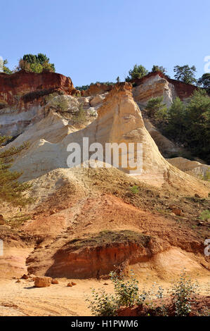 rote Landschaft gegraben von sechs Generationen von Bergleuten Ocker Colorado Provencal bei Rustrel im Süden von Frankreich Stockfoto