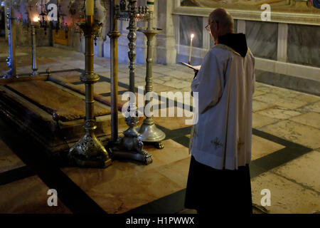 Eine lateinische Priester teil, die in einem römisch-katholischen Messe die Prozession am Stein der Salbung oder Stein der Krankensalbung in der Kirche des Heiligen Grabes im christlichen Viertel der Altstadt Ost Jerusalem Israel Stockfoto