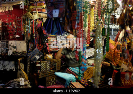 Souvenirs zum Verkauf an der Muristan Markt in der Altstadt Christian Quarter Ost-Jerusalem Israel Stockfoto