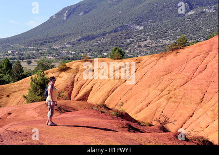 rote Landschaft gegraben von sechs Generationen von Bergleuten Ocker Colorado Provencal bei Rustrel im Süden von Frankreich Stockfoto