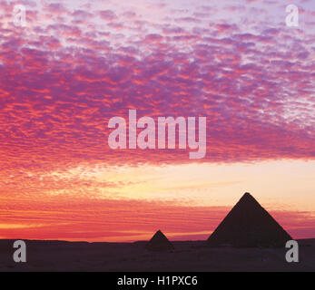 Pyramiden bei Sonnenuntergang, Gizeh, Kairo, Ägypten. Stockfoto