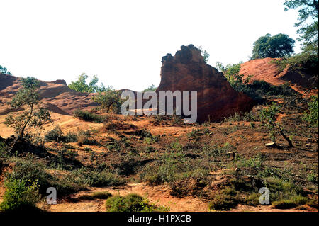 rote Landschaft gegraben von sechs Generationen von Bergleuten Ocker Colorado Provencal bei Rustrel im Süden von Frankreich Stockfoto