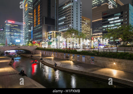 Ansicht des Cheonggyecheon Stream und Gebäude in der Innenstadt von Seoul, Südkorea am Abend. Stockfoto