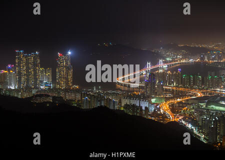 Blick auf Skyline von Busan in Südkorea von oben bei Nacht. Stockfoto