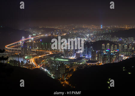 Blick auf Skyline von Busan in Südkorea von oben bei Nacht. Stockfoto
