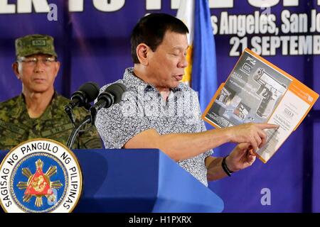 Philippinische Präsident Rodrigo Duterte händigt Glock Pistolen während eines Besuchs in der 9. Infanterie Division Speer Troopers Camp Elias Angeles 21. September 2016 in Camarines Sur, Philippinen. Stockfoto