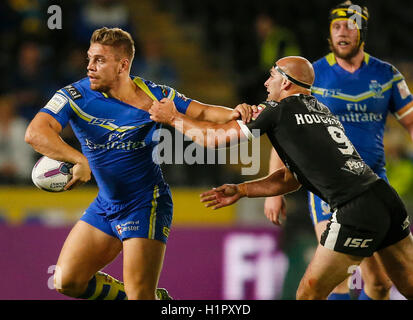 Warrington Wolves' Matty Russell (links) und Hull FC Danny Houghton (rechts) während der Super 8 Spiel im Stadion KCOM, Rumpf. Stockfoto