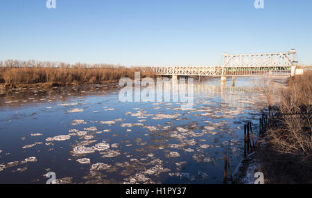 ASB-Brücke über einen gefrorenen Fluss Missouri Stockfoto