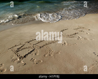 Das Wort geschrieben auf dem Sand Strand Stockfoto