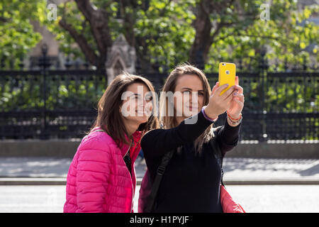 Touristen fotografieren und Telefon Selfies in Westminster, London, UK. Stockfoto