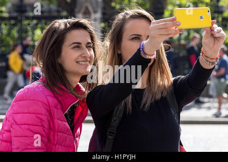 Touristen fotografieren und Telefon Selfies in Westminster, London, UK. Stockfoto