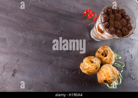 Tiramisu und Kuchen auf grauem Stein Hintergrund. Stockfoto