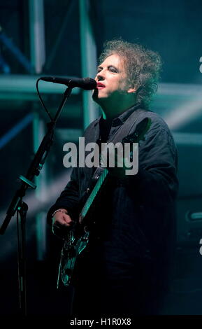 Bestival, Newport, Isle of Wight, 10. September 2016, UK, Robert Smith mit The Cure auf der Bühne Bestival durchführen Stockfoto