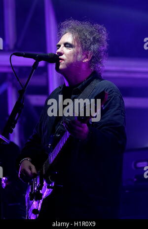 Bestival, Newport, Isle of Wight, 10. September 2016, UK, Robert Smith mit The Cure auf der Bühne Bestival durchführen Stockfoto