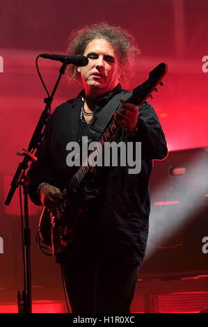 Bestival, Newport, Isle of Wight, 10. September 2016, UK, Robert Smith mit The Cure auf der Bühne Bestival durchführen Stockfoto