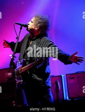 Bestival, Newport, Isle of Wight, 10. September 2016, UK, Robert Smith mit The Cure auf der Bühne Bestival durchführen Stockfoto