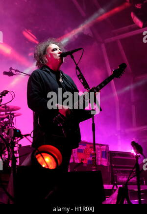 Bestival, Newport, Isle of Wight, 10. September 2016, UK, Robert Smith mit The Cure auf der Bühne Bestival durchführen Stockfoto