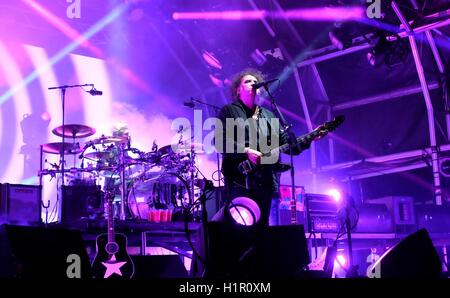 Bestival, Newport, Isle of Wight, 10. September 2016, UK, Robert Smith mit The Cure auf der Bühne Bestival durchführen Stockfoto