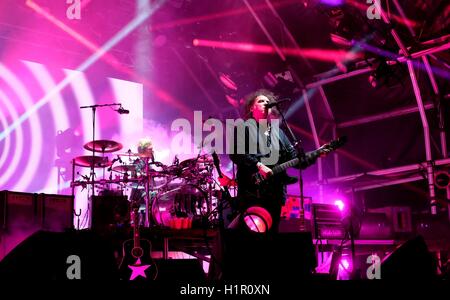 Bestival, Newport, Isle of Wight, 10. September 2016, UK, Robert Smith mit The Cure auf der Bühne Bestival durchführen Stockfoto