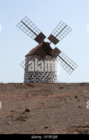 Fuerteventura, Kanarische Inseln, Nordafrika, Spanien: Wüste Landschaft und eine Mühle in der Gemeinde La Oliva Stockfoto