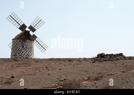 Fuerteventura: die Wüste und felsige Landschaft mit einer Mühle in der Gemeinde La Oliva Stockfoto