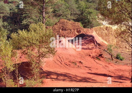 rote Landschaft gegraben von sechs Generationen von Bergleuten Ocker Colorado Provencal bei Rustrel im Süden von Frankreich Stockfoto