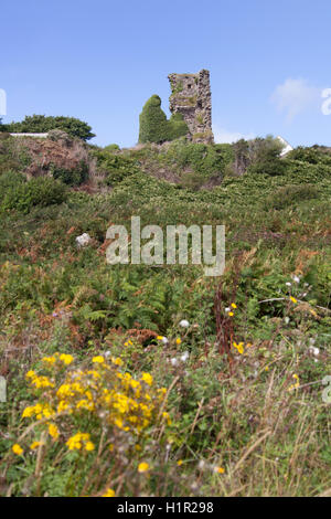 Isle of Arran, Schottland. Schloss aus dem 13. Jahrhundert Kildonan Ruinen auf den Klippen oberhalb Kildonan Strandes, an der südlichen Küste von Arran. Stockfoto