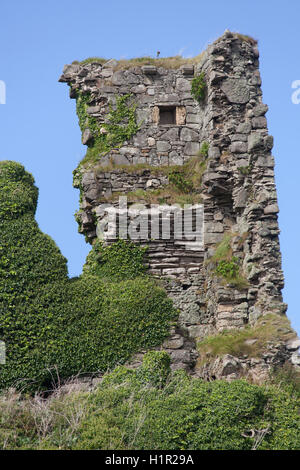 Isle of Arran, Schottland. Schloss aus dem 13. Jahrhundert Kildonan Ruinen auf den Klippen oberhalb Kildonan Strandes, an der südlichen Küste von Arran. Stockfoto