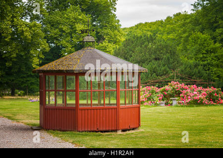 Bild der Pavillon im üppigen, grünen Garten. Stockfoto